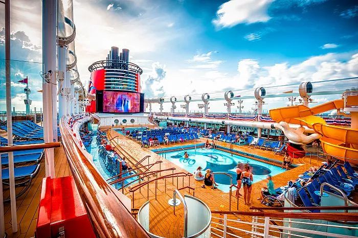 Disney Cruise Line en el mar